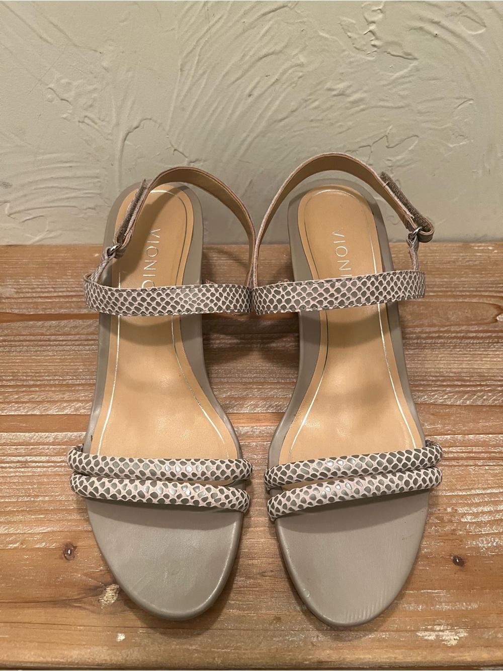 Vionic Women's Gray Snake-Embossed Strap Sandals Size 10M